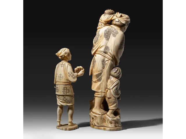 Two japanese walrus ivory okimono, one of a farmer with his crop, the other of a fisherman with his two children, meiji/taisho period (first half of the 20thc), h 17 cm / h 25,5 cm (*) - afbeelding 5 van  9