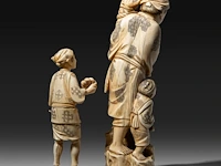 Two japanese walrus ivory okimono, one of a farmer with his crop, the other of a fisherman with his two children, meiji/taisho period (first half of the 20thc), h 17 cm / h 25,5 cm (*) - afbeelding 5 van  9
