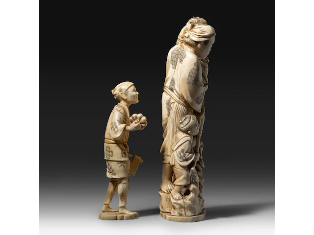 Two japanese walrus ivory okimono, one of a farmer with his crop, the other of a fisherman with his two children, meiji/taisho period (first half of the 20thc), h 17 cm / h 25,5 cm (*) - afbeelding 6 van  9