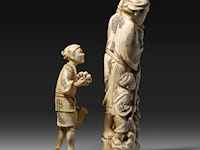 Two japanese walrus ivory okimono, one of a farmer with his crop, the other of a fisherman with his two children, meiji/taisho period (first half of the 20thc), h 17 cm / h 25,5 cm (*) - afbeelding 6 van  9