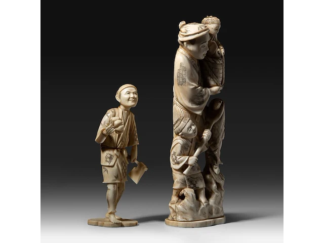 Two japanese walrus ivory okimono, one of a farmer with his crop, the other of a fisherman with his two children, meiji/taisho period (first half of the 20thc), h 17 cm / h 25,5 cm (*) - afbeelding 7 van  9