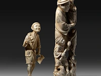 Two japanese walrus ivory okimono, one of a farmer with his crop, the other of a fisherman with his two children, meiji/taisho period (first half of the 20thc), h 17 cm / h 25,5 cm (*) - afbeelding 7 van  9