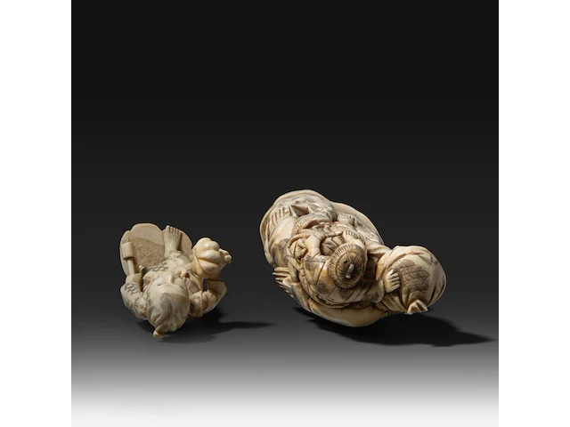 Two japanese walrus ivory okimono, one of a farmer with his crop, the other of a fisherman with his two children, meiji/taisho period (first half of the 20thc), h 17 cm / h 25,5 cm (*) - afbeelding 8 van  9