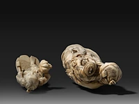 Two japanese walrus ivory okimono, one of a farmer with his crop, the other of a fisherman with his two children, meiji/taisho period (first half of the 20thc), h 17 cm / h 25,5 cm (*) - afbeelding 8 van  9