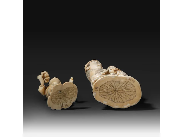 Two japanese walrus ivory okimono, one of a farmer with his crop, the other of a fisherman with his two children, meiji/taisho period (first half of the 20thc), h 17 cm / h 25,5 cm (*) - afbeelding 9 van  9