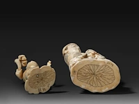 Two japanese walrus ivory okimono, one of a farmer with his crop, the other of a fisherman with his two children, meiji/taisho period (first half of the 20thc), h 17 cm / h 25,5 cm (*) - afbeelding 9 van  9