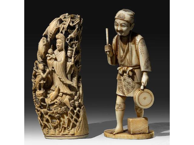 Two japanese whale tooth okimono, one of a man with a drum, signed; the other of gyoran kannon riding a large carp into a bamboo forest, both meiji period (1868-1912), h 15 cm / 13,5 cm (*) - afbeelding 2 van  10