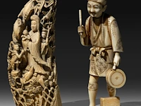Two japanese whale tooth okimono, one of a man with a drum, signed; the other of gyoran kannon riding a large carp into a bamboo forest, both meiji period (1868-1912), h 15 cm / 13,5 cm (*) - afbeelding 2 van  10