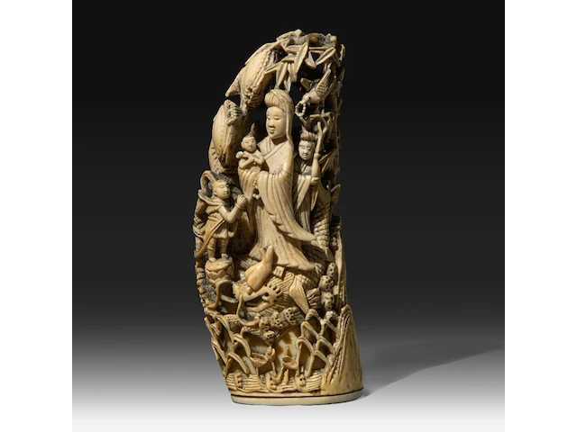 Two japanese whale tooth okimono, one of a man with a drum, signed; the other of gyoran kannon riding a large carp into a bamboo forest, both meiji period (1868-1912), h 15 cm / 13,5 cm (*) - afbeelding 1 van  10