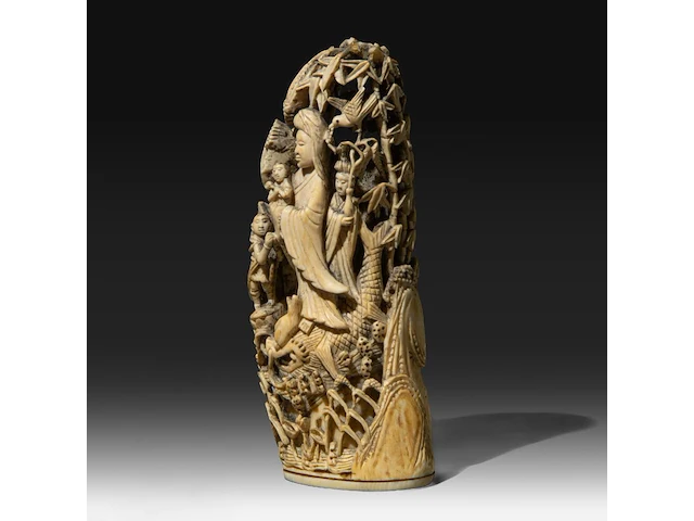 Two japanese whale tooth okimono, one of a man with a drum, signed; the other of gyoran kannon riding a large carp into a bamboo forest, both meiji period (1868-1912), h 15 cm / 13,5 cm (*) - afbeelding 3 van  10