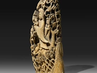 Two japanese whale tooth okimono, one of a man with a drum, signed; the other of gyoran kannon riding a large carp into a bamboo forest, both meiji period (1868-1912), h 15 cm / 13,5 cm (*) - afbeelding 3 van  10