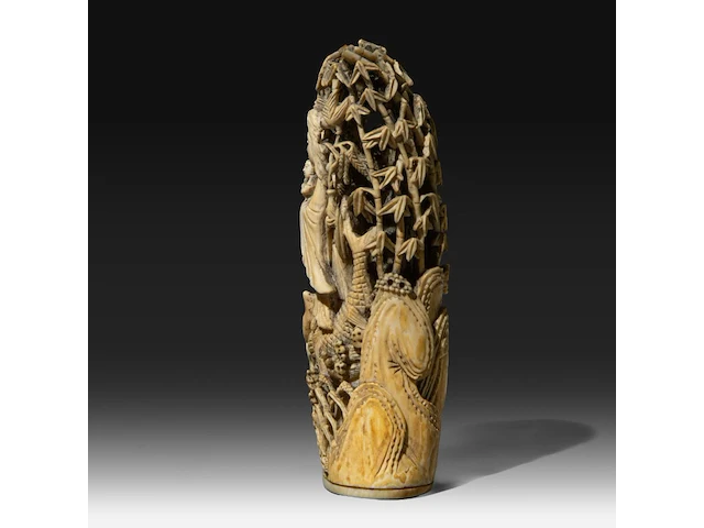 Two japanese whale tooth okimono, one of a man with a drum, signed; the other of gyoran kannon riding a large carp into a bamboo forest, both meiji period (1868-1912), h 15 cm / 13,5 cm (*) - afbeelding 4 van  10