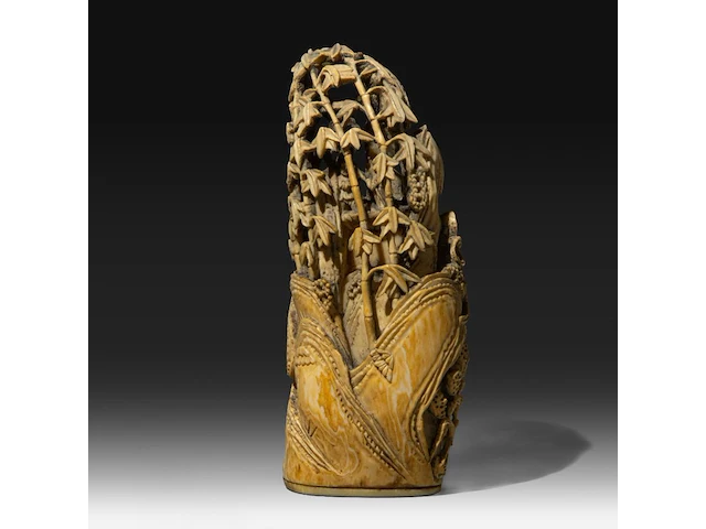 Two japanese whale tooth okimono, one of a man with a drum, signed; the other of gyoran kannon riding a large carp into a bamboo forest, both meiji period (1868-1912), h 15 cm / 13,5 cm (*) - afbeelding 5 van  10