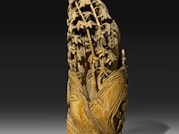 Two japanese whale tooth okimono, one of a man with a drum, signed; the other of gyoran kannon riding a large carp into a bamboo forest, both meiji period (1868-1912), h 15 cm / 13,5 cm (*) - afbeelding 5 van  10