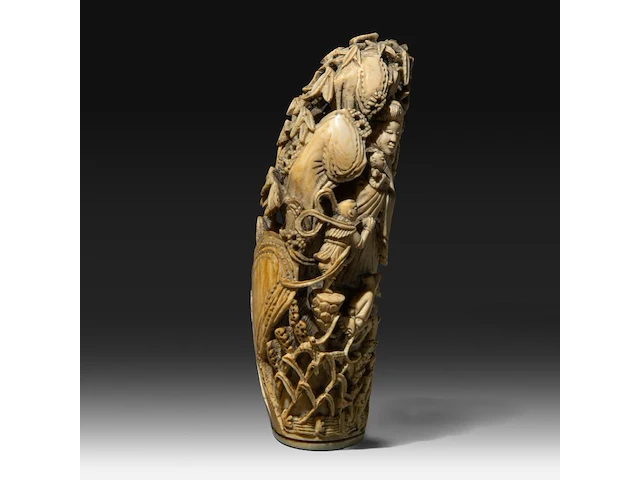 Two japanese whale tooth okimono, one of a man with a drum, signed; the other of gyoran kannon riding a large carp into a bamboo forest, both meiji period (1868-1912), h 15 cm / 13,5 cm (*) - afbeelding 6 van  10