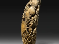 Two japanese whale tooth okimono, one of a man with a drum, signed; the other of gyoran kannon riding a large carp into a bamboo forest, both meiji period (1868-1912), h 15 cm / 13,5 cm (*) - afbeelding 6 van  10