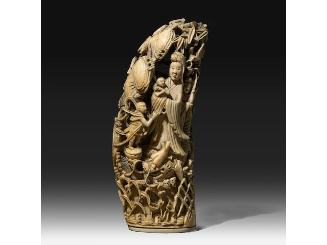 Two japanese whale tooth okimono, one of a man with a drum, signed; the other of gyoran kannon riding a large carp into a bamboo forest, both meiji period (1868-1912), h 15 cm / 13,5 cm (*) - afbeelding 7 van  10