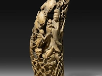 Two japanese whale tooth okimono, one of a man with a drum, signed; the other of gyoran kannon riding a large carp into a bamboo forest, both meiji period (1868-1912), h 15 cm / 13,5 cm (*) - afbeelding 7 van  10