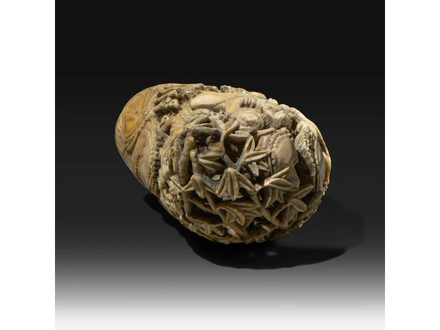 Two japanese whale tooth okimono, one of a man with a drum, signed; the other of gyoran kannon riding a large carp into a bamboo forest, both meiji period (1868-1912), h 15 cm / 13,5 cm (*) - afbeelding 8 van  10