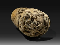 Two japanese whale tooth okimono, one of a man with a drum, signed; the other of gyoran kannon riding a large carp into a bamboo forest, both meiji period (1868-1912), h 15 cm / 13,5 cm (*) - afbeelding 8 van  10