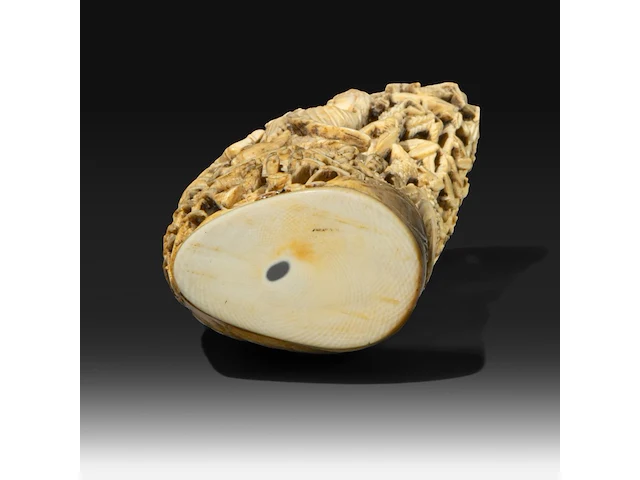 Two japanese whale tooth okimono, one of a man with a drum, signed; the other of gyoran kannon riding a large carp into a bamboo forest, both meiji period (1868-1912), h 15 cm / 13,5 cm (*) - afbeelding 9 van  10