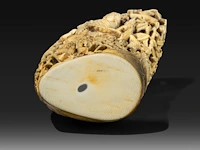 Two japanese whale tooth okimono, one of a man with a drum, signed; the other of gyoran kannon riding a large carp into a bamboo forest, both meiji period (1868-1912), h 15 cm / 13,5 cm (*) - afbeelding 9 van  10