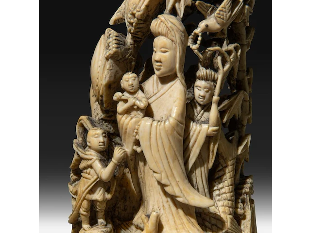 Two japanese whale tooth okimono, one of a man with a drum, signed; the other of gyoran kannon riding a large carp into a bamboo forest, both meiji period (1868-1912), h 15 cm / 13,5 cm (*) - afbeelding 10 van  10