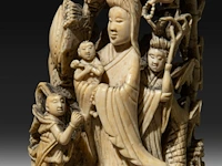 Two japanese whale tooth okimono, one of a man with a drum, signed; the other of gyoran kannon riding a large carp into a bamboo forest, both meiji period (1868-1912), h 15 cm / 13,5 cm (*) - afbeelding 10 van  10