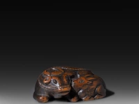 Two japanese wood netsuke of animals of the zodiac, edo period (17th-18thc), w 4,3 cm - h 3,7 cm / w 5,5 cm - afbeelding 9 van  12