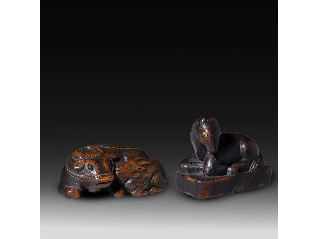 Two japanese wood netsuke of animals of the zodiac, edo period (17th-18thc), w 4,3 cm - h 3,7 cm / w 5,5 cm - afbeelding 1 van  6