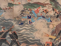 Two japanese woodblock triptychs with scenes from the sino-japanese war, meiji period (1868-1912), framed 97x66 cm / 93x63 cm - afbeelding 10 van  13