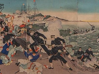 Two japanese woodblock triptychs with scenes from the sino-japanese war, meiji period (1868-1912), framed 97x66 cm / 93x63 cm - afbeelding 12 van  13