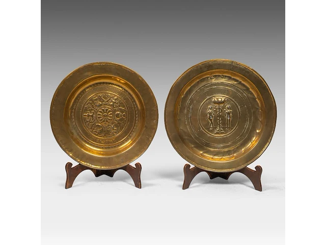 Two renaissance brass alm dishes, 16thc, flanders adam and eve: 41 cm. (16.14 in.), the other one: 38.5 cm. (15.16 in.) - afbeelding 1 van  5