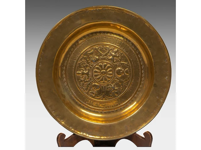 Two renaissance brass alm dishes, 16thc, flanders adam and eve: 41 cm. (16.14 in.), the other one: 38.5 cm. (15.16 in.) - afbeelding 2 van  5