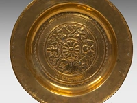 Two renaissance brass alm dishes, 16thc, flanders adam and eve: 41 cm. (16.14 in.), the other one: 38.5 cm. (15.16 in.) - afbeelding 2 van  5
