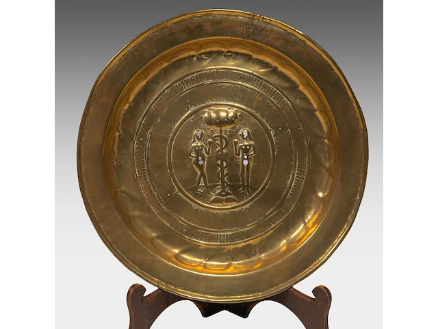 Two renaissance brass alm dishes, 16thc, flanders adam and eve: 41 cm. (16.14 in.), the other one: 38.5 cm. (15.16 in.) - afbeelding 3 van  5