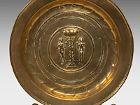 Two renaissance brass alm dishes, 16thc, flanders adam and eve: 41 cm. (16.14 in.), the other one: 38.5 cm. (15.16 in.) - afbeelding 3 van  5