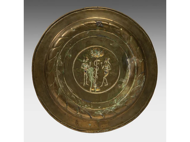 Two renaissance brass alm dishes, 16thc, flanders adam and eve: 41 cm. (16.14 in.), the other one: 38.5 cm. (15.16 in.) - afbeelding 4 van  5