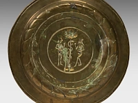 Two renaissance brass alm dishes, 16thc, flanders adam and eve: 41 cm. (16.14 in.), the other one: 38.5 cm. (15.16 in.) - afbeelding 4 van  5