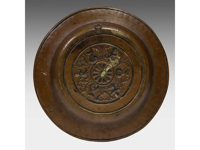 Two renaissance brass alm dishes, 16thc, flanders adam and eve: 41 cm. (16.14 in.), the other one: 38.5 cm. (15.16 in.) - afbeelding 5 van  5