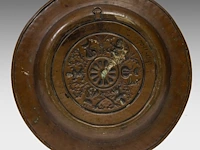 Two renaissance brass alm dishes, 16thc, flanders adam and eve: 41 cm. (16.14 in.), the other one: 38.5 cm. (15.16 in.) - afbeelding 5 van  5