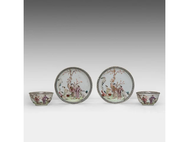 Two sets of fine chinese famille rose 'figures in a garden' cups and saucers, 18thc - afbeelding 3 van  10