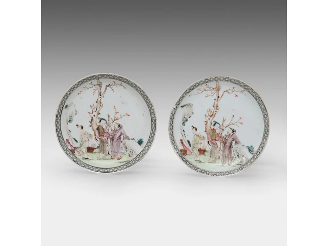 Two sets of fine chinese famille rose 'figures in a garden' cups and saucers, 18thc - afbeelding 4 van  10