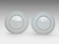 Two sets of fine chinese famille rose 'figures in a garden' cups and saucers, 18thc - afbeelding 5 van  10