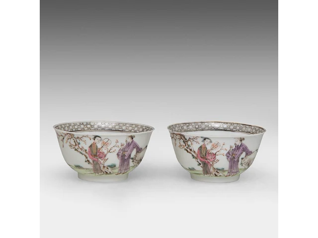 Two sets of fine chinese famille rose 'figures in a garden' cups and saucers, 18thc - afbeelding 6 van  10