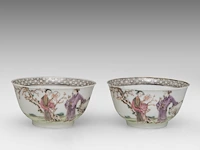 Two sets of fine chinese famille rose 'figures in a garden' cups and saucers, 18thc - afbeelding 6 van  10