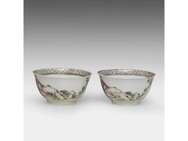 Two sets of fine chinese famille rose 'figures in a garden' cups and saucers, 18thc - afbeelding 7 van  10