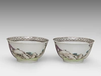 Two sets of fine chinese famille rose 'figures in a garden' cups and saucers, 18thc - afbeelding 7 van  10