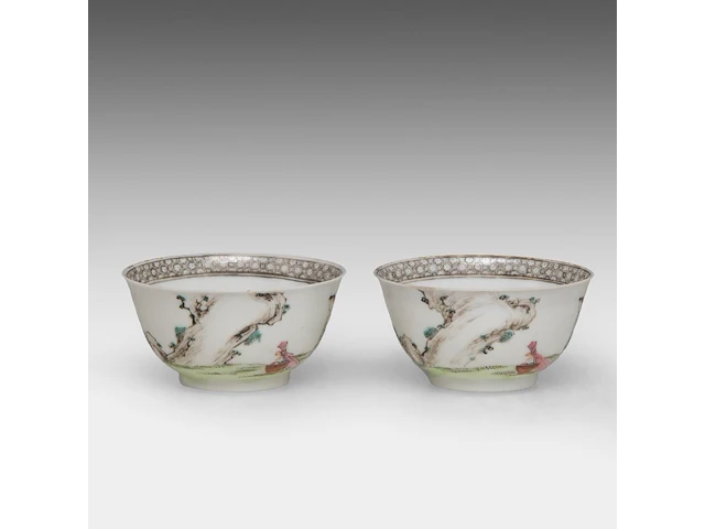 Two sets of fine chinese famille rose 'figures in a garden' cups and saucers, 18thc - afbeelding 8 van  10