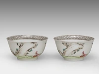 Two sets of fine chinese famille rose 'figures in a garden' cups and saucers, 18thc - afbeelding 8 van  10